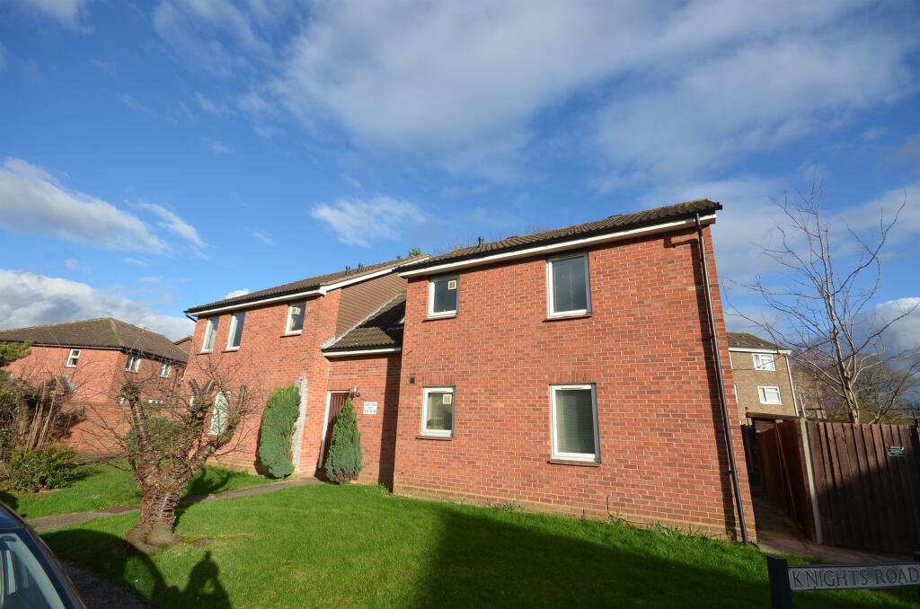 Studio flat for sale in Knights Road, BRAINTREE, CM7