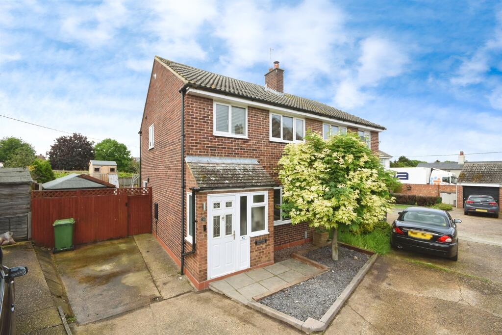 3 bedroom semidetached house for sale in Rayfield Close, Barnston