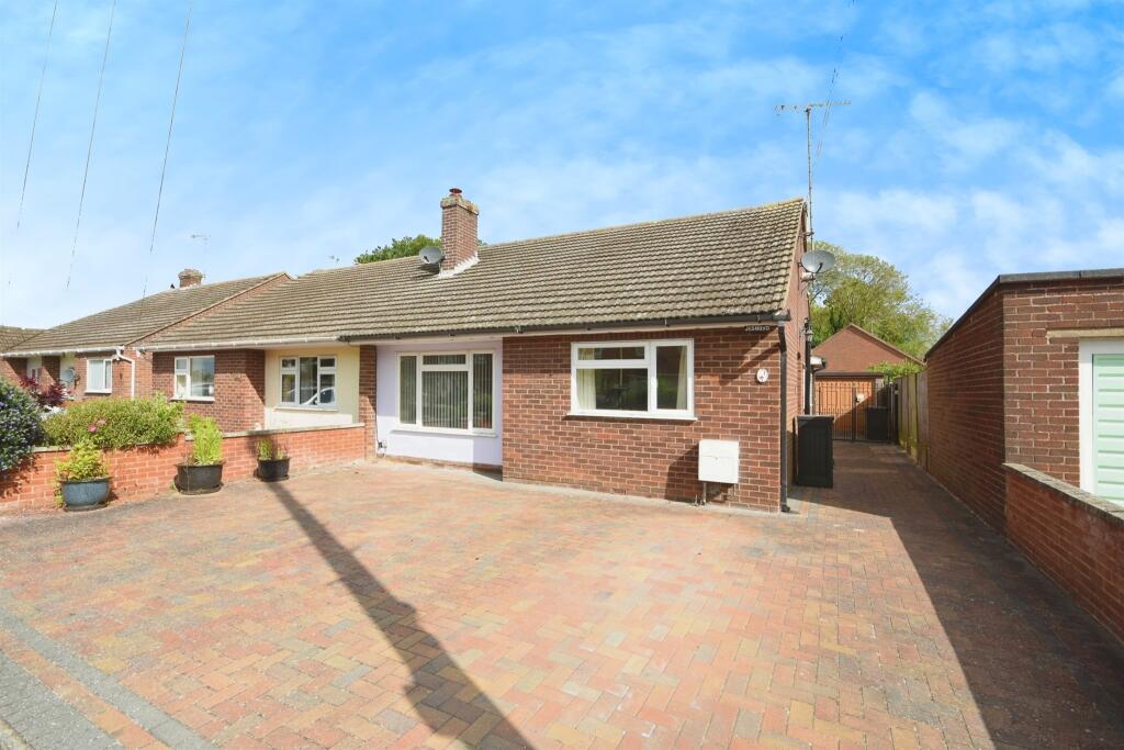 2 bedroom semidetached bungalow for sale in Haytor Close, Braintree, CM7