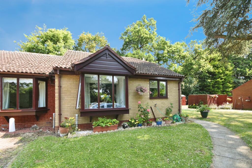 2 bedroom semidetached bungalow for sale in Chapel Hill, Braintree, CM7