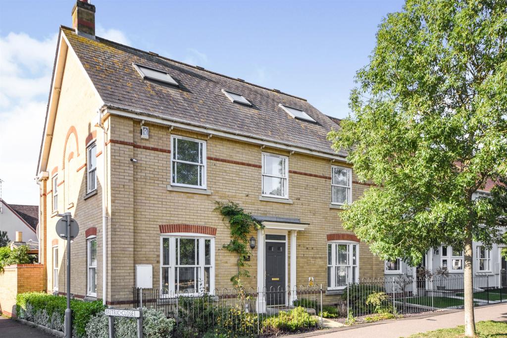 6 bedroom detached house for sale in Baynard Avenue, Flitch Green