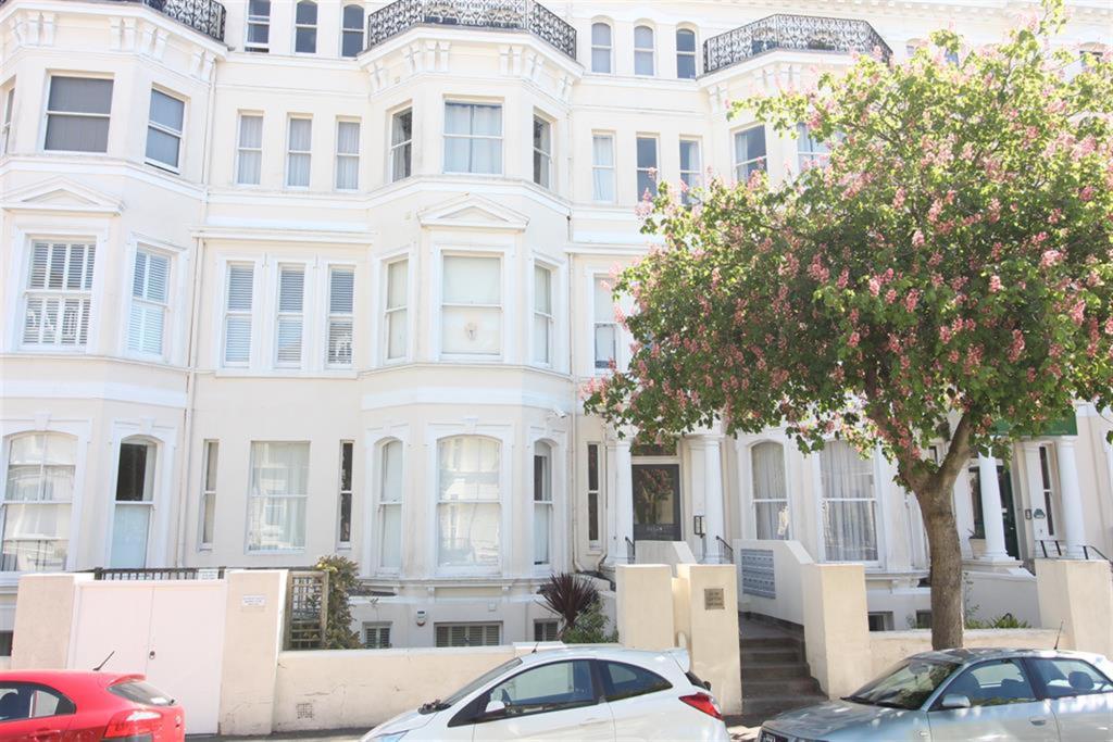 2 bedroom flat for sale in Clifton Gardens, Folkestone, Kent , CT20 2EF