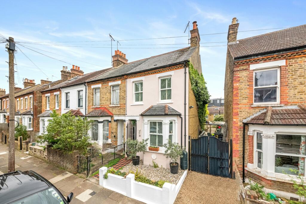 4 bedroom end of terrace house for sale in Osterley Park View Road