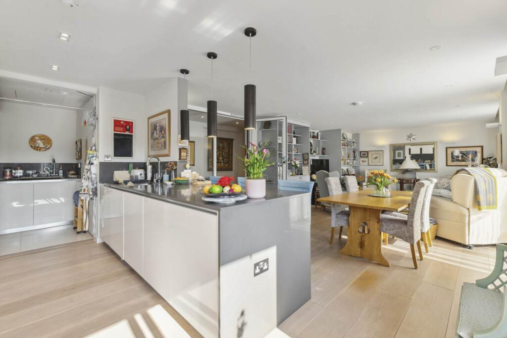 Main image of property: Cardigan House, Ailesbury Court, High Street, Marlborough, Wiltshire