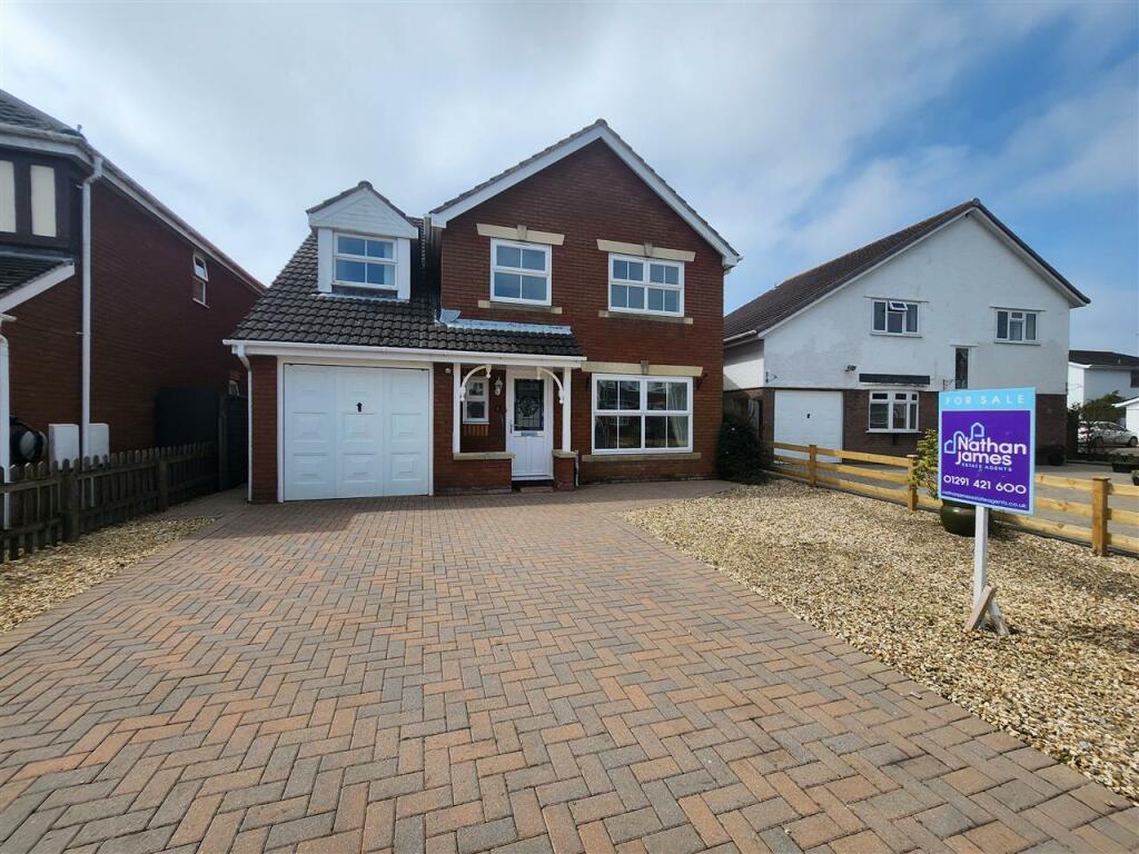 5 bedroom detached house for sale in Windsor Close, Magor, NP26