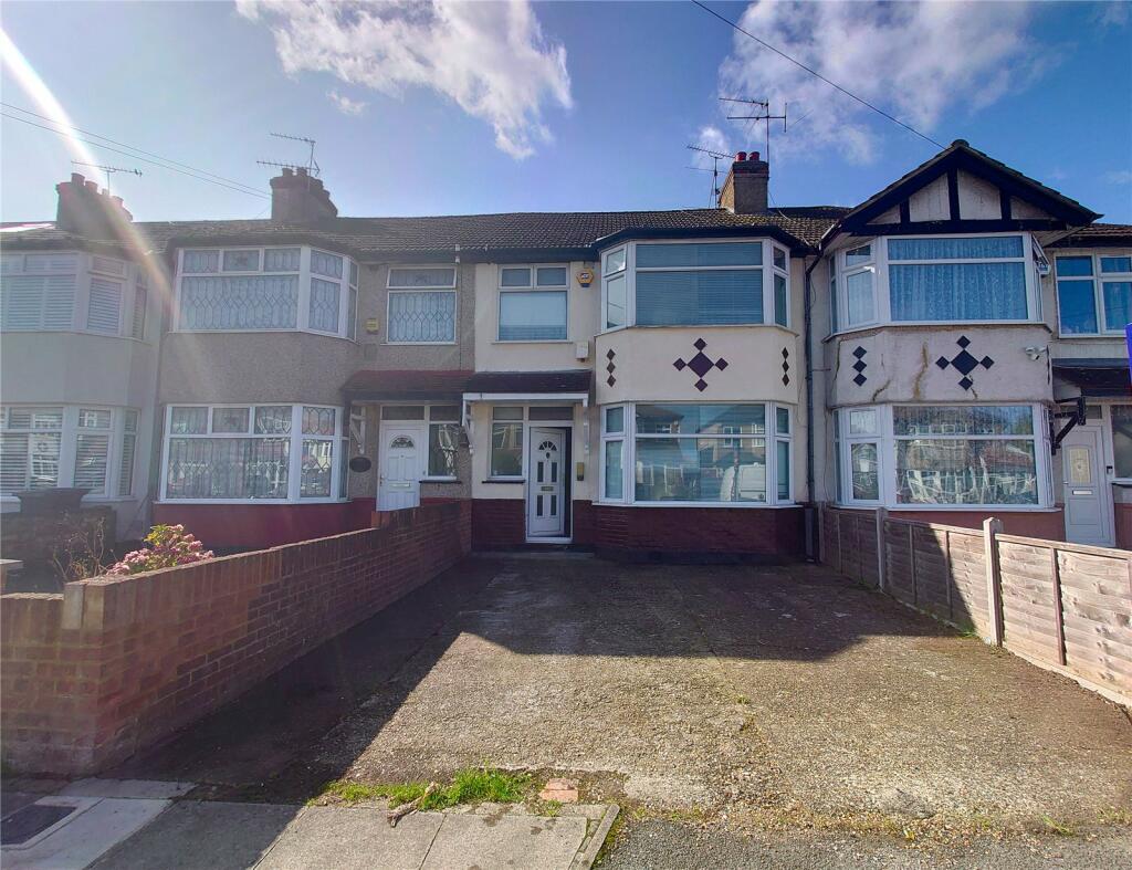 3 bedroom terraced house for sale in Ryefield Avenue, Uxbridge, Greater