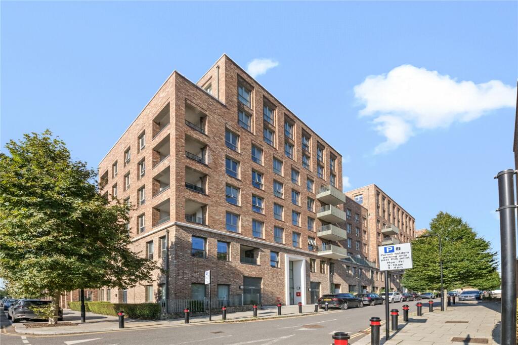 3 bedroom penthouse for sale in Rosenburg Road, Acton, London, W3