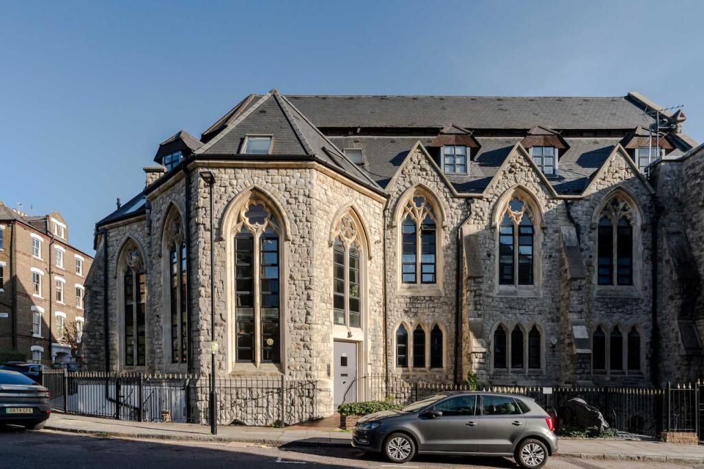 Main image of property: 19 St Christophers Court, 102 Junction Road, London N19 5LT