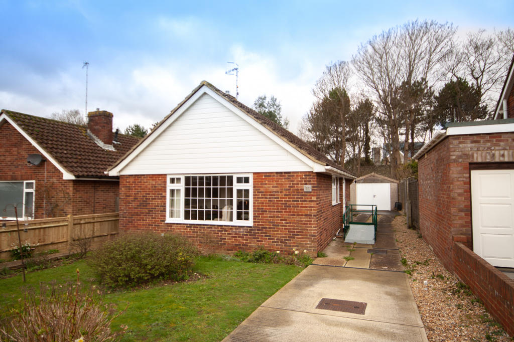 2 bedroom bungalow for sale in Richington Way, Seaford, BN25