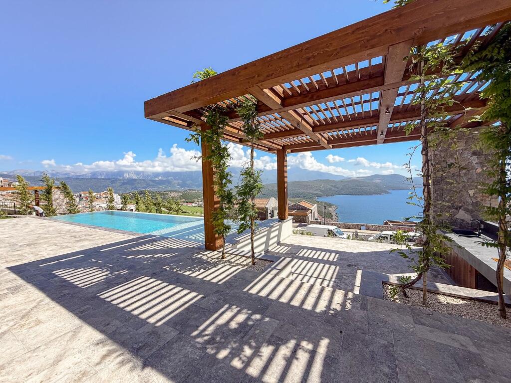 Main image of property: Lustica