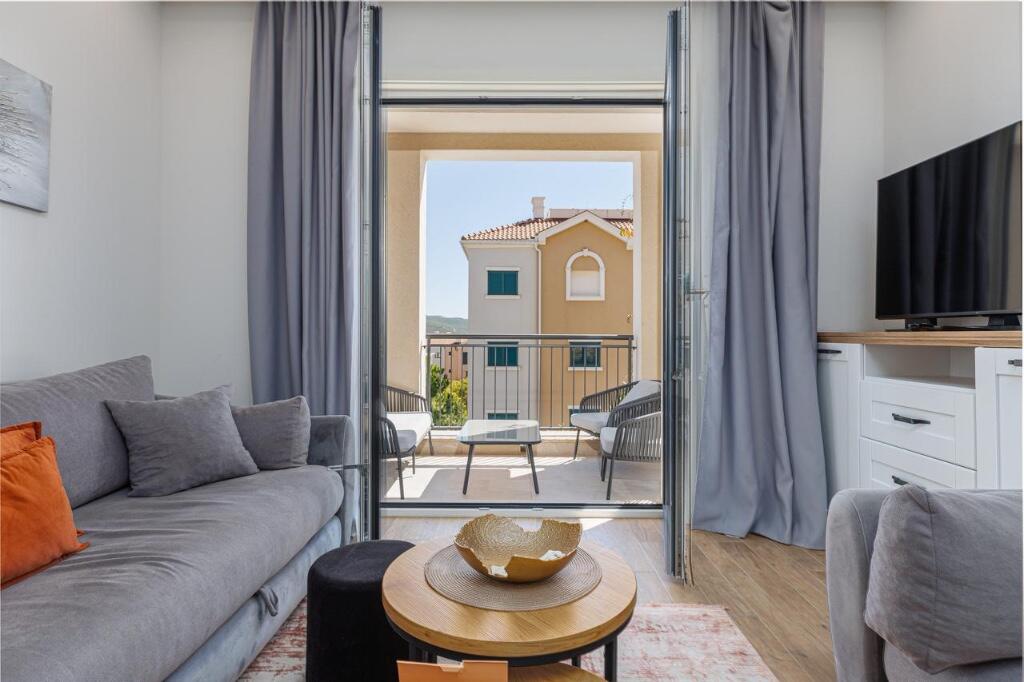 Main image of property: Lustica