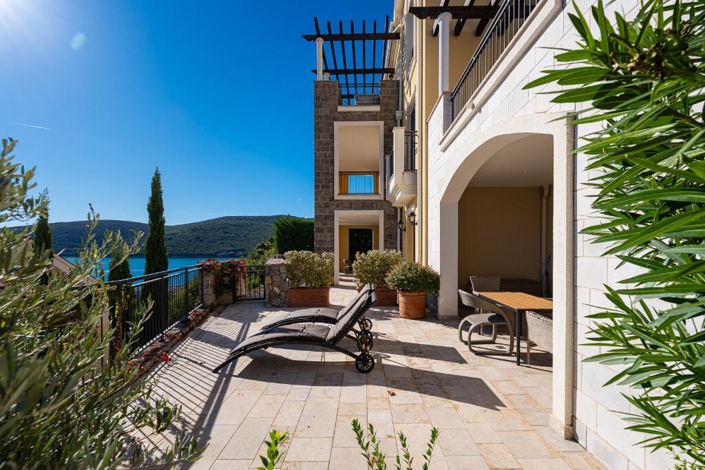 Main image of property: Lustica