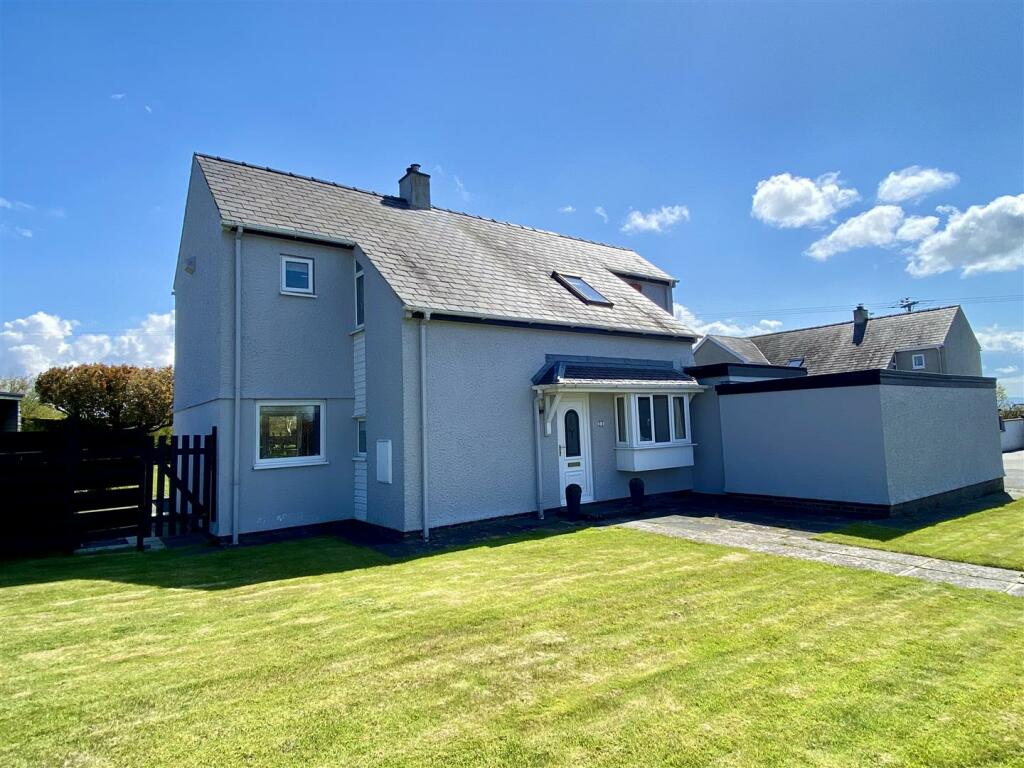 4 bedroom detached house for sale in 21 Stad Brynteg, Llansadwrn, LL59