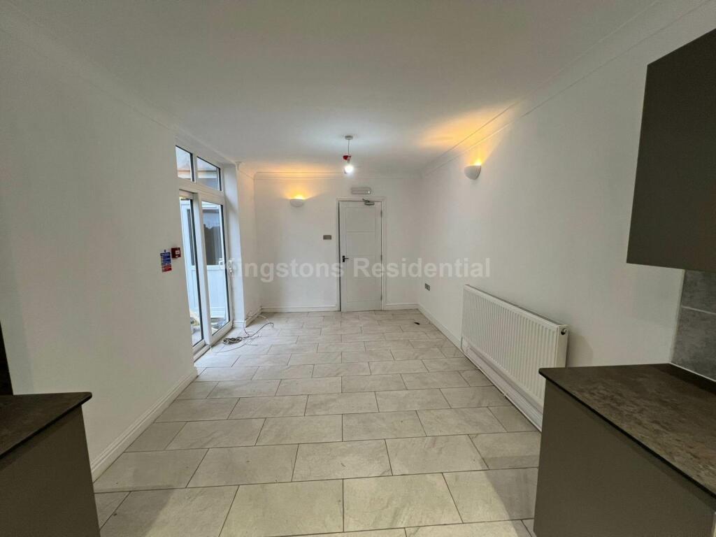 Additional property image - Modern 7 bedroom property in Angus Street