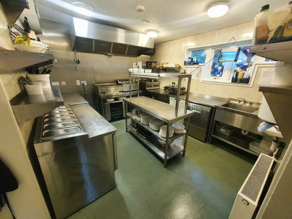 Villa for sale in 4Bedroom Flat plus 1Bed Suite and Cafe / Retail