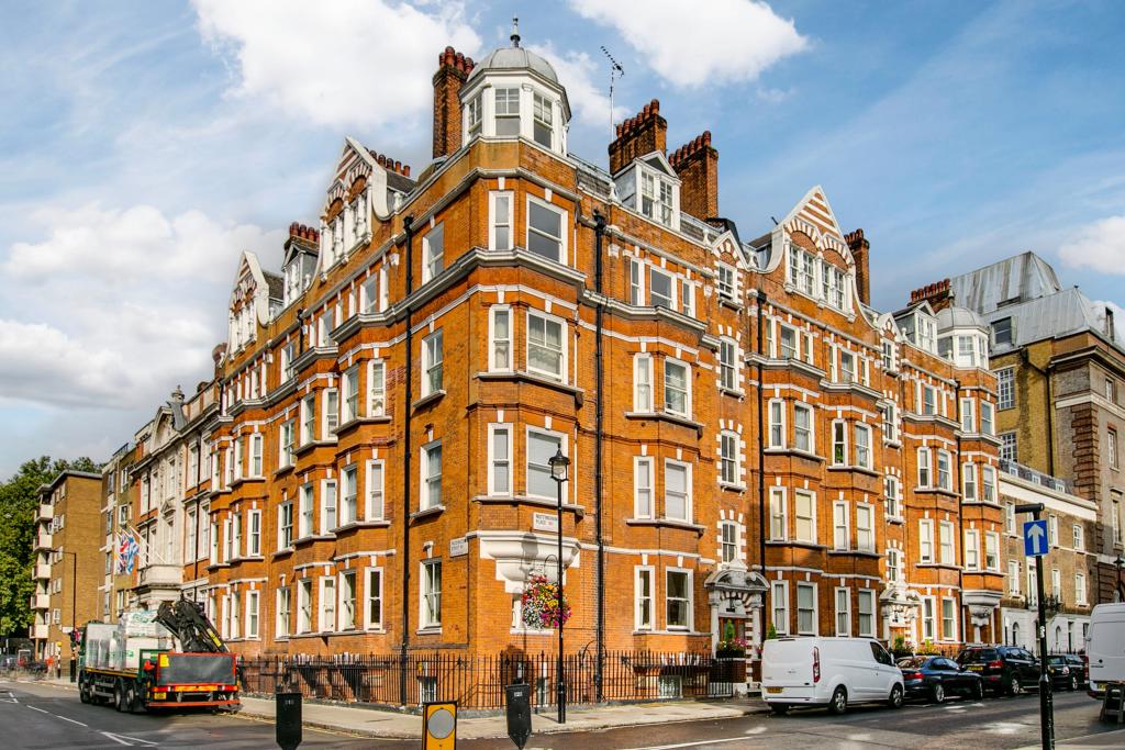 3 bedroom flat for rent in Nottingham Place, London, W1U