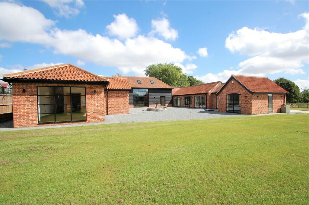4 bedroom detached house for sale in Maldon Road, Tiptree, CO5