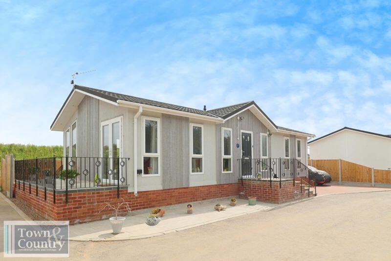 2 bedroom lodge for sale in Oakleigh Park, Weeley, CO16