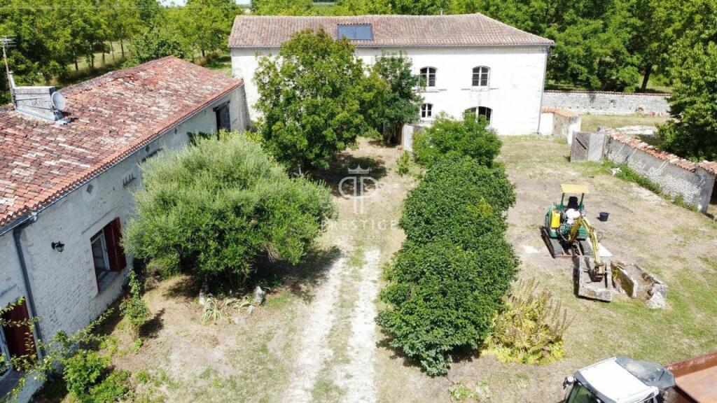 6 bedroom farm house for sale in PoitouCharentes, Charente, Barbezieux