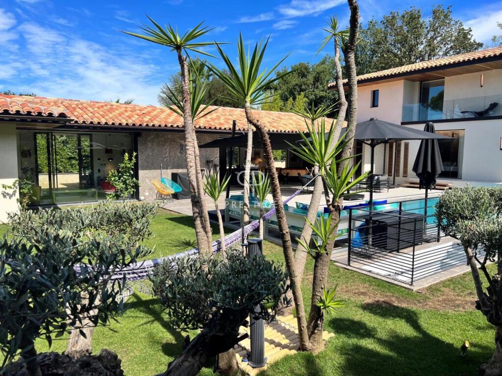 Main image of property: Provence-Alps-Cote d`Azur, Var, St-Tropez