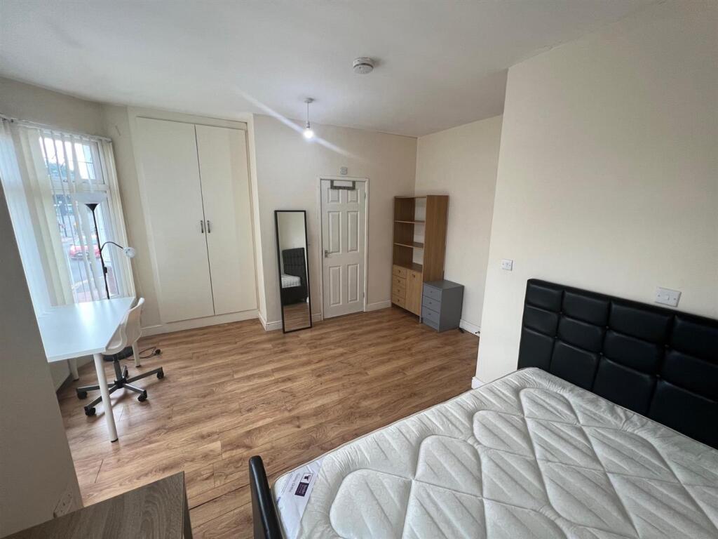 Main image of property: Ensuite 3, Hearsall Lane, Earlsdon, Coventry, CV5 6HJ