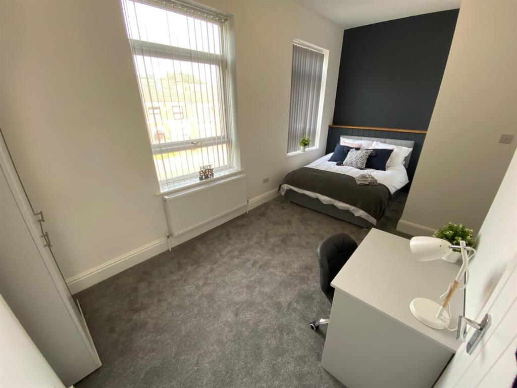 Main image of property: Ensuite 3, Allesley Old Road, Chapelfields, Coventry, CV5 8BU