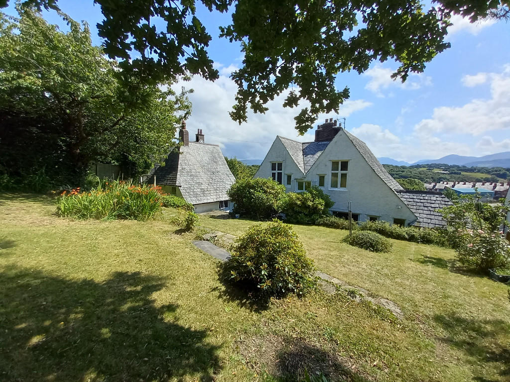 4 bedroom detached house for sale in Bangor, Gwynedd, LL57