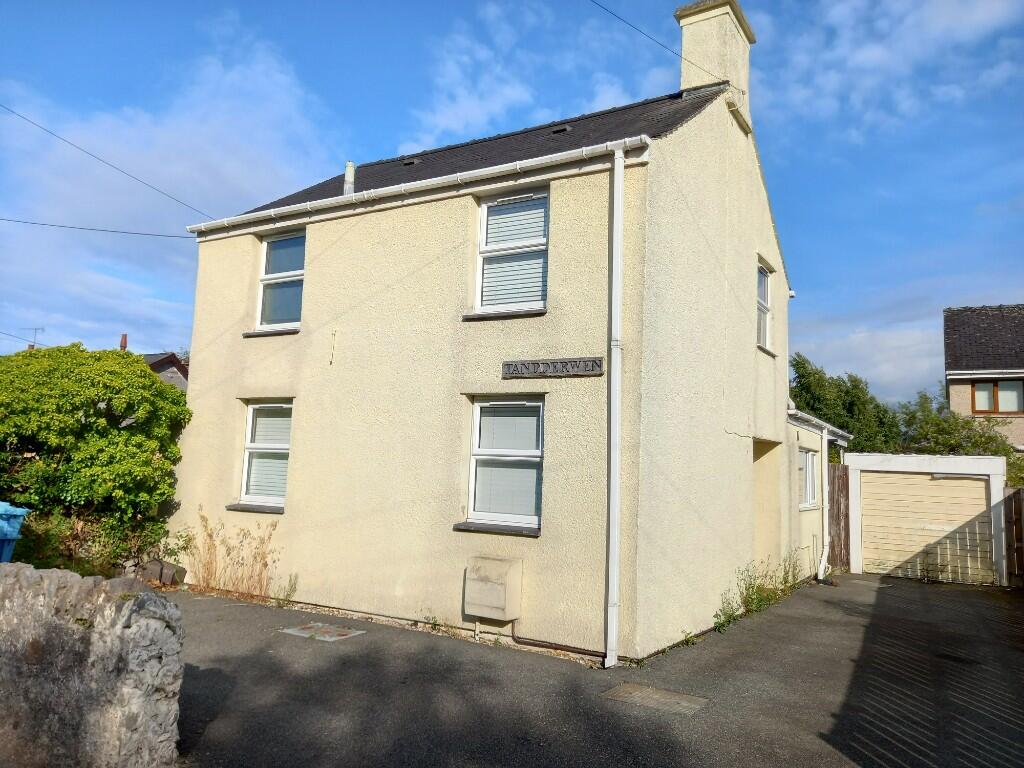 3 bedroom detached house for sale in Penrhosgarnedd, Bangor, Gwynedd, LL57
