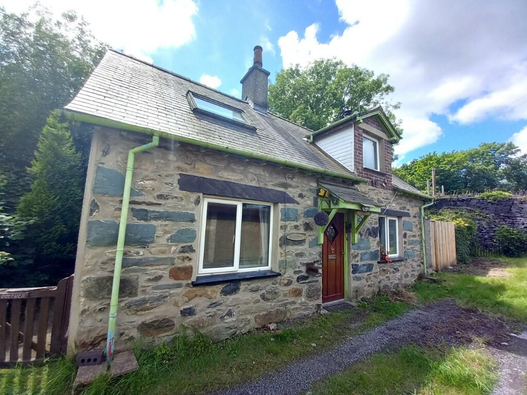 3 bedroom detached house for sale in Coed Y Parc, Bethesda, LL57
