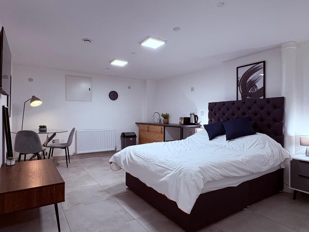 Main image of property: Flat 4, 21 Silver Street
