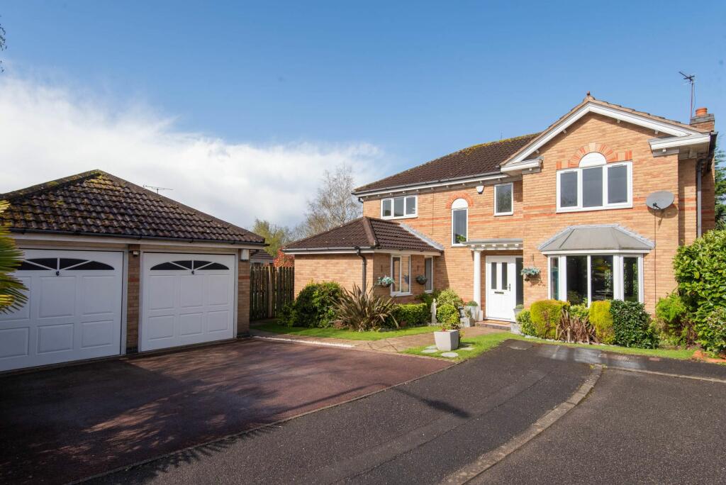 4 bedroom detached house for sale in Fairburn Croft Crescent