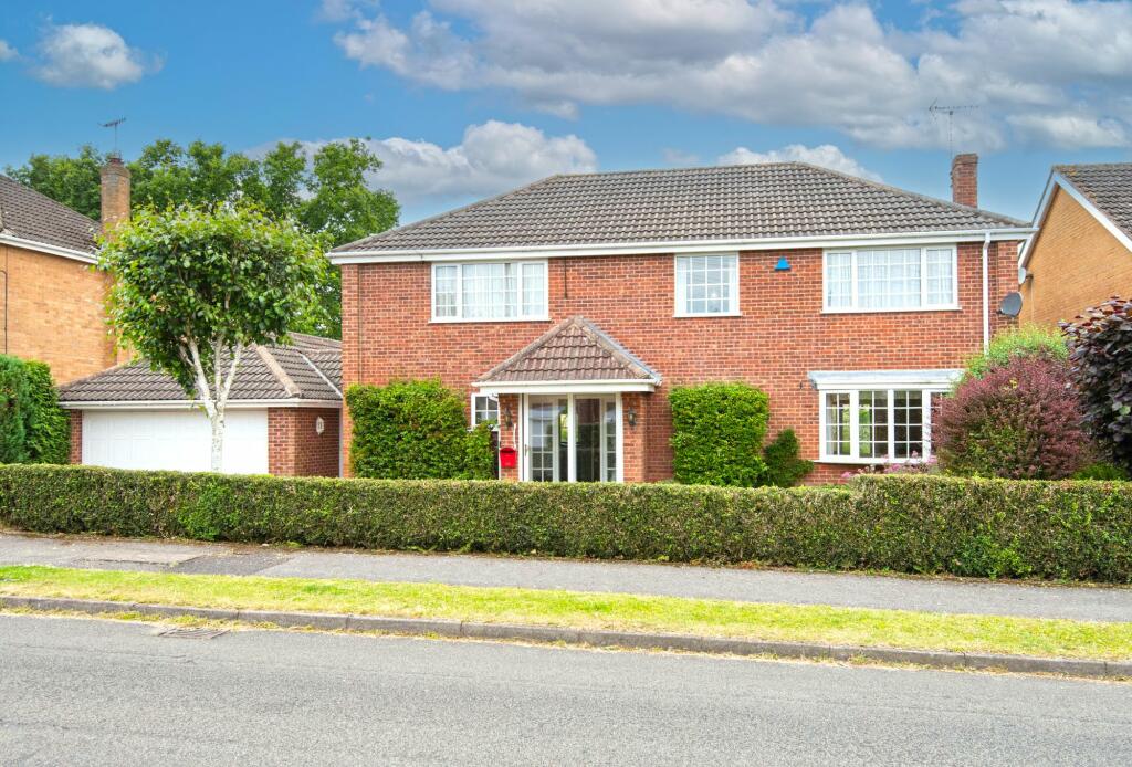 4 bedroom detached house for sale in Chartwell Avenue, Wingerworth, S42