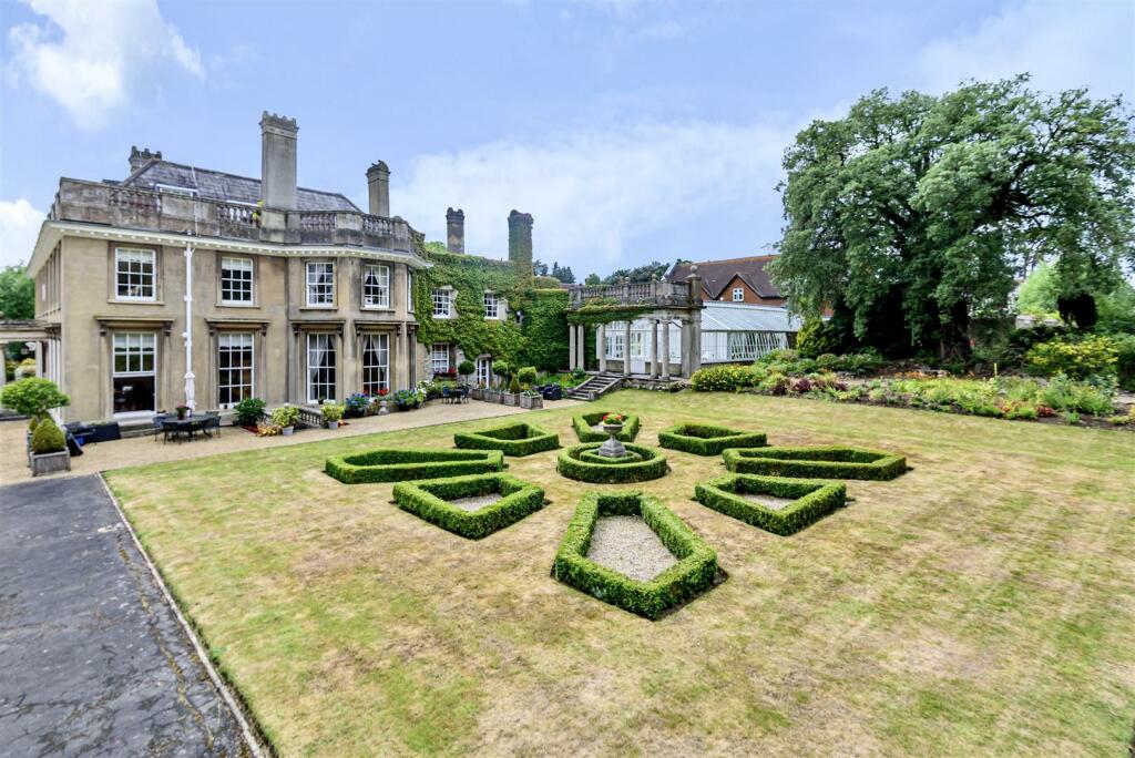2 bedroom apartment for sale in Stunning Manor House Conversion West