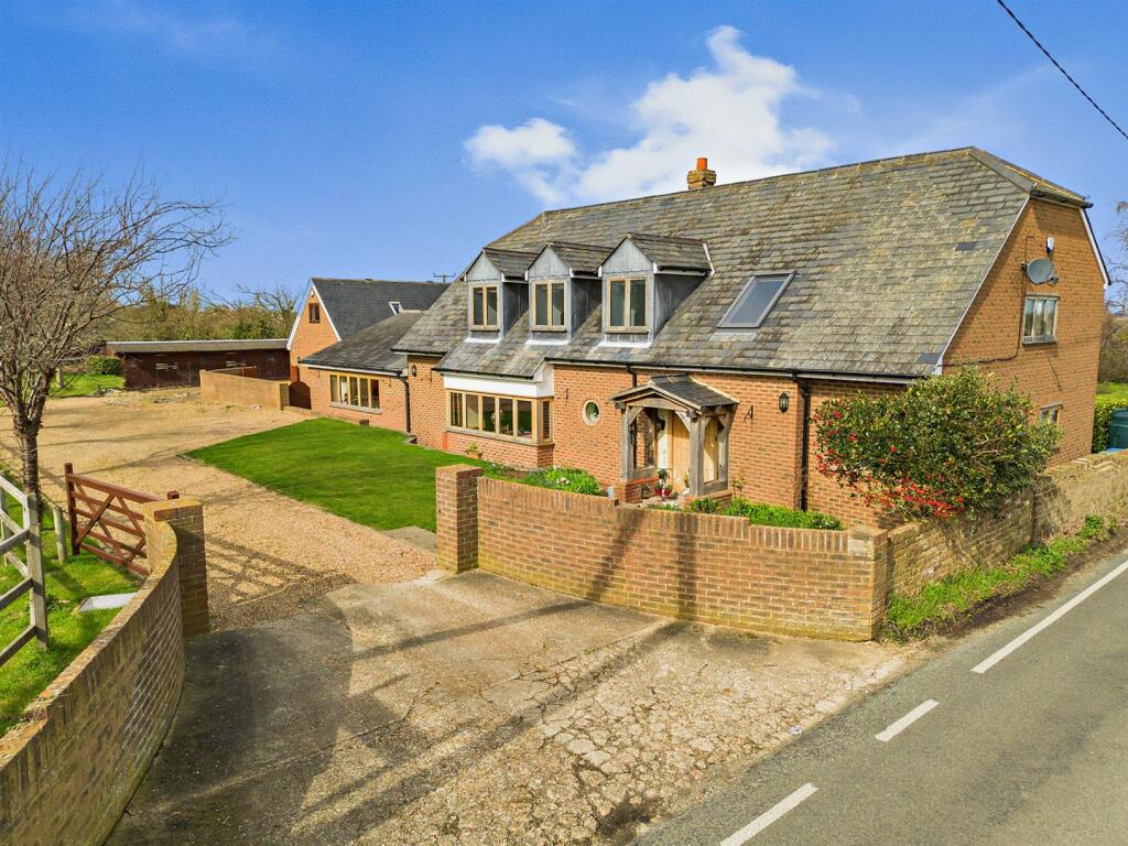 5 bedroom detached house for sale in Elegant Equestrian Residence & Detached Annex, Lower Halstow, ME9