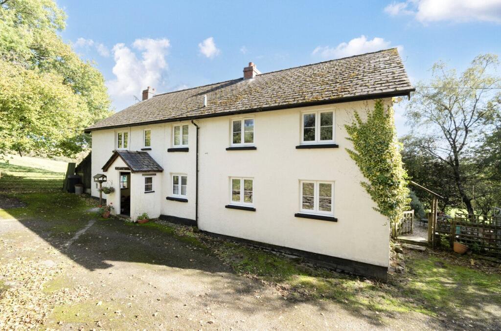 6 bedroom detached house