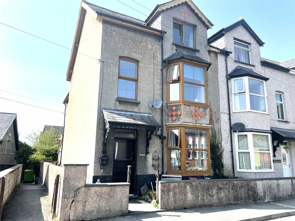 5 bedroom end of terrace house for sale in New Street, Machynlleth