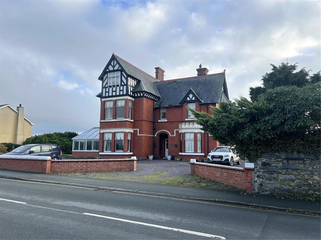 7 bedroom detached house