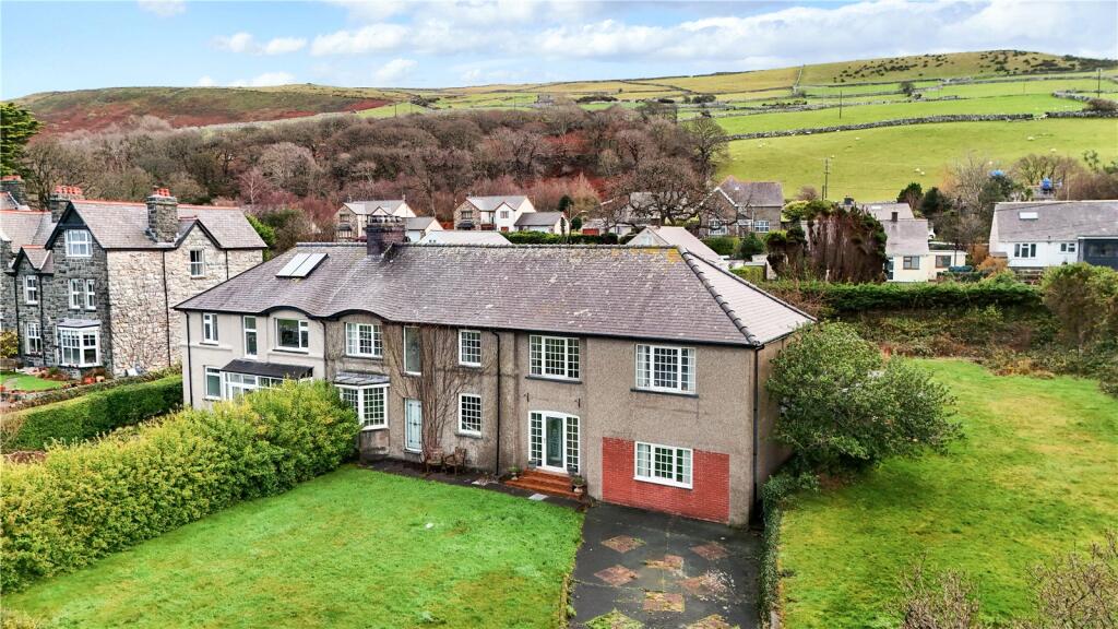 Main image of property: Llwyngwril, Gwynedd, LL37