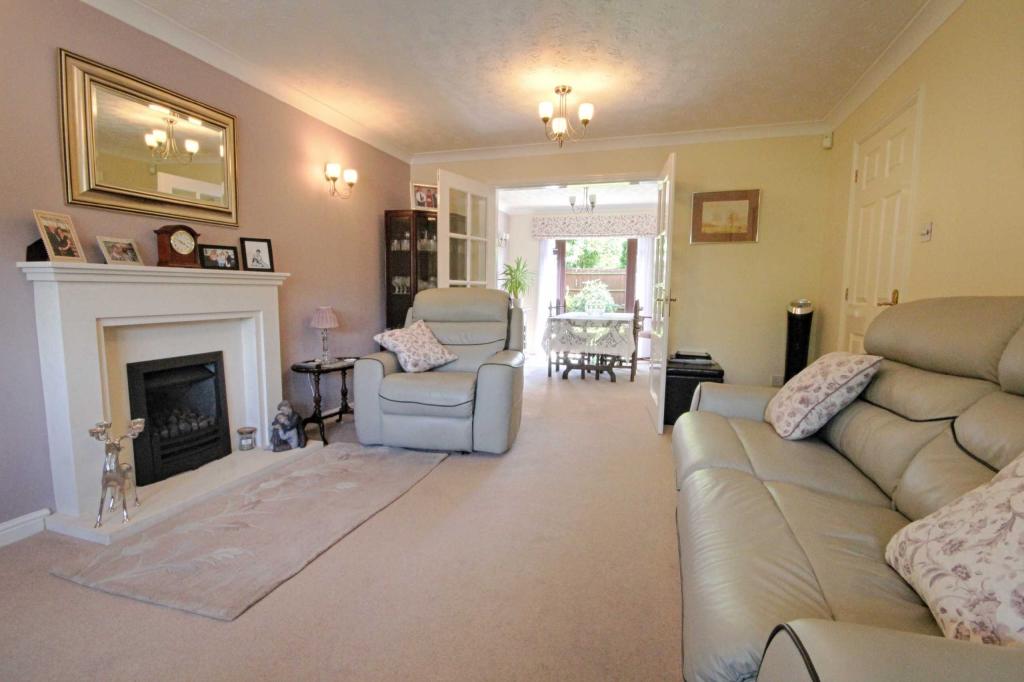 4 bedroom detached house for sale in Stoke Road, Cleeve