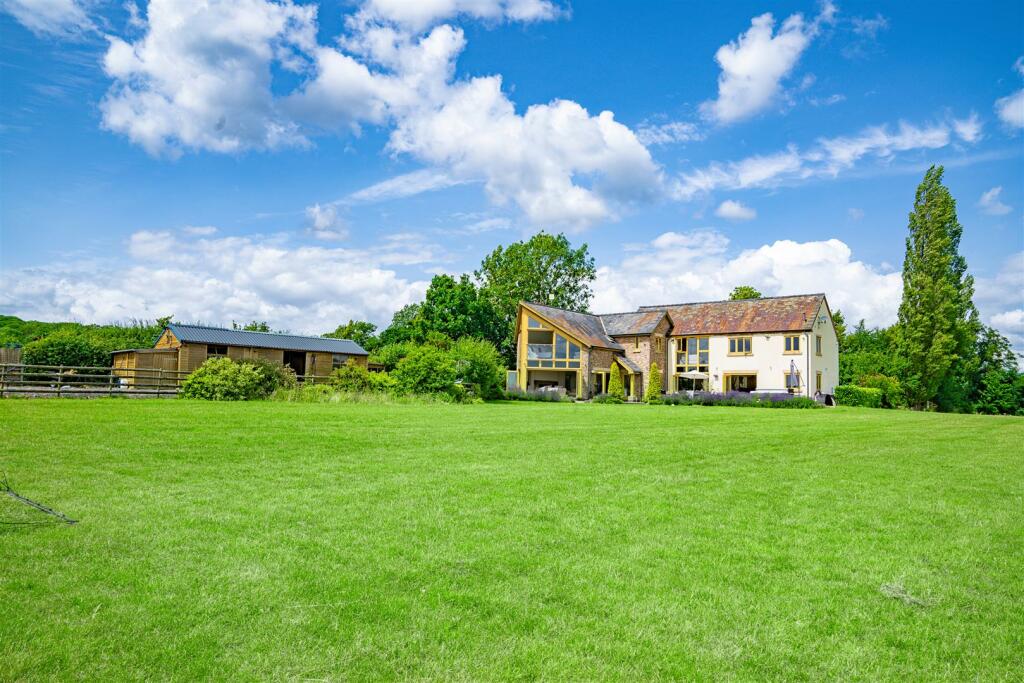 5 bedroom detached house for sale in Splendid countryside views at