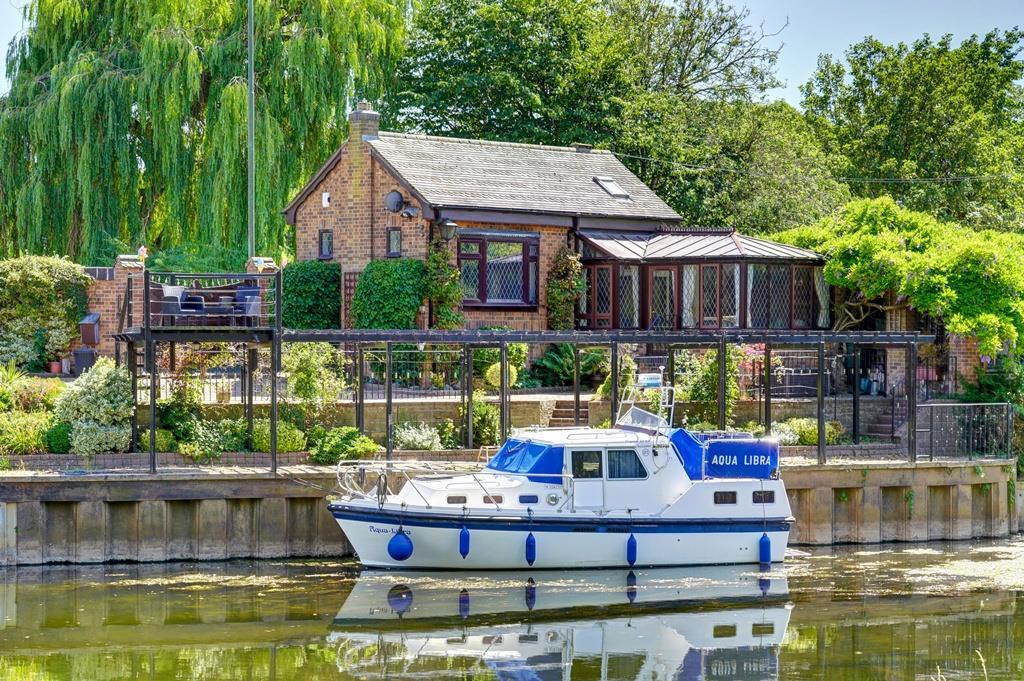 Main image of property: Pershore Road, Evesham