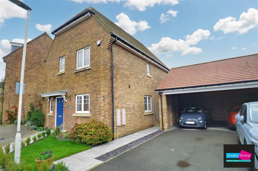 3 bedroom detached house for sale in Goldfinch Drive, Finberry, Ashford, Kent, TN25 7FQ, TN25