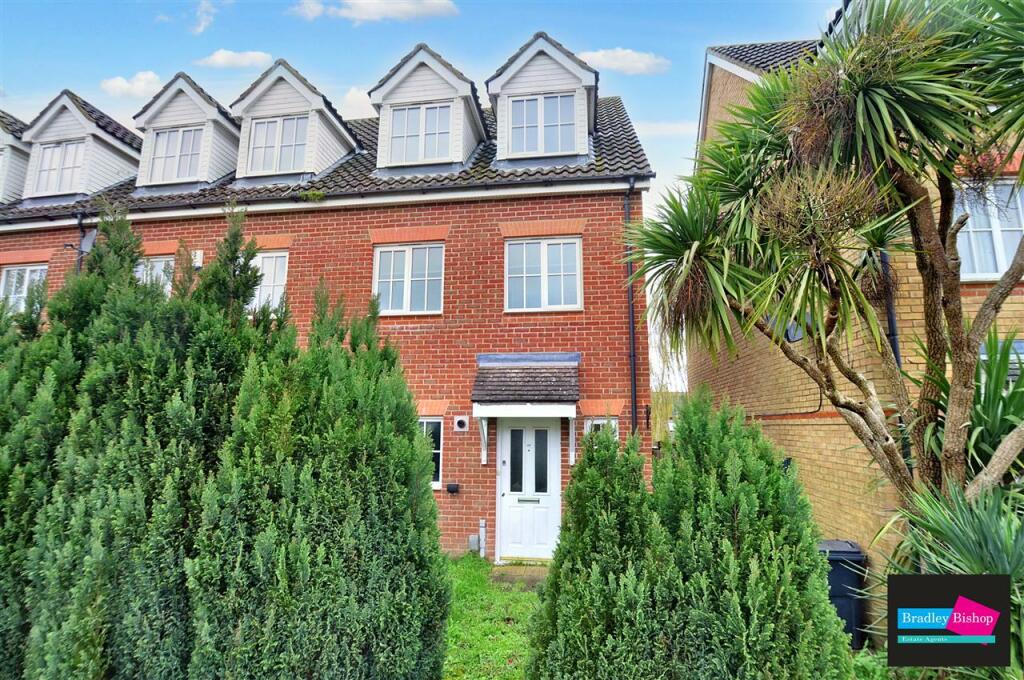 3 bedroom detached house for sale in Guernsey Way, Kennington, Ashford