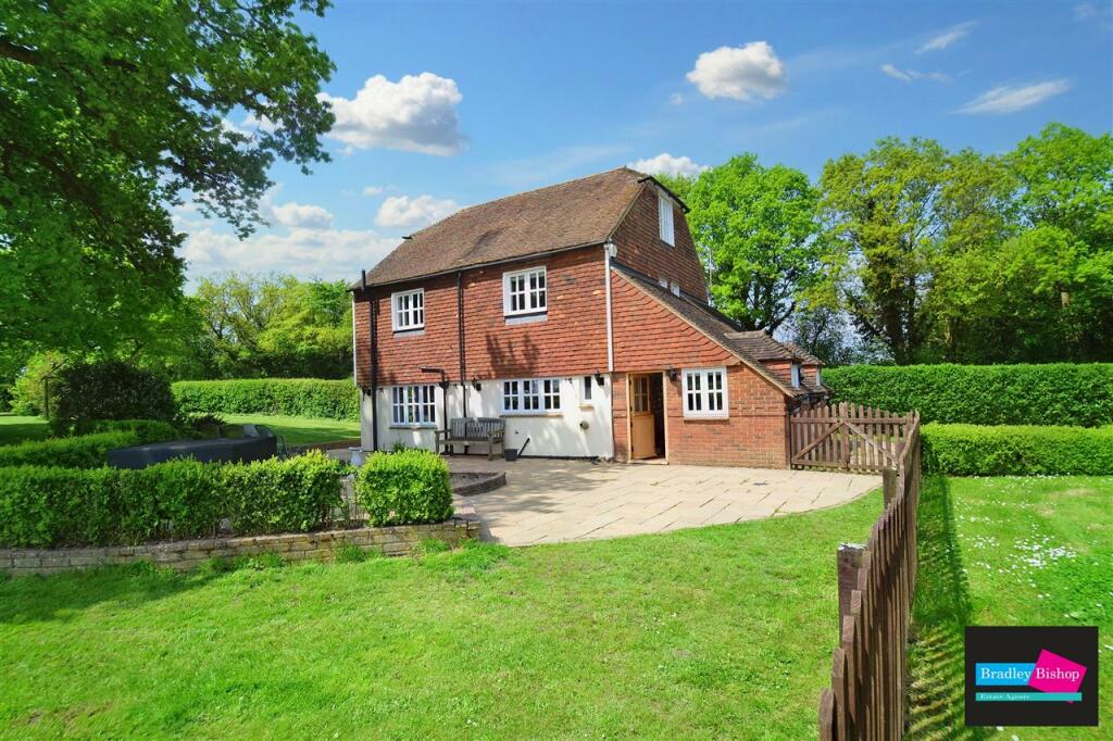 4 bedroom detached house for sale in Stone Cross Road, Bilsington