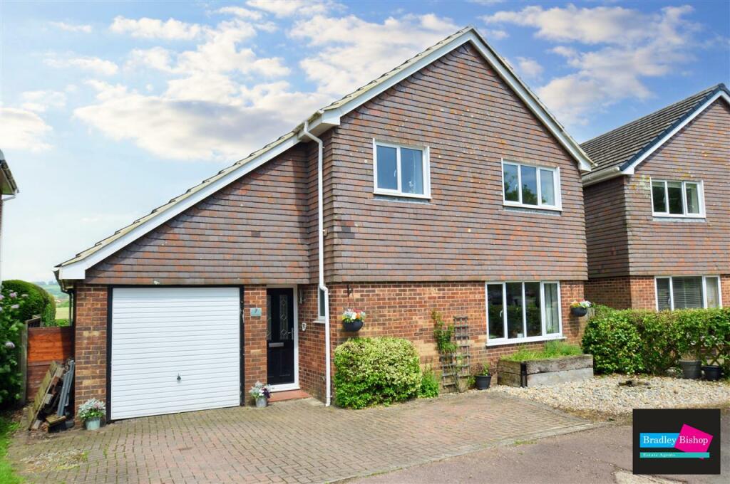 4 bedroom detached house for sale in Mountbatten Way, Brabourne Lees