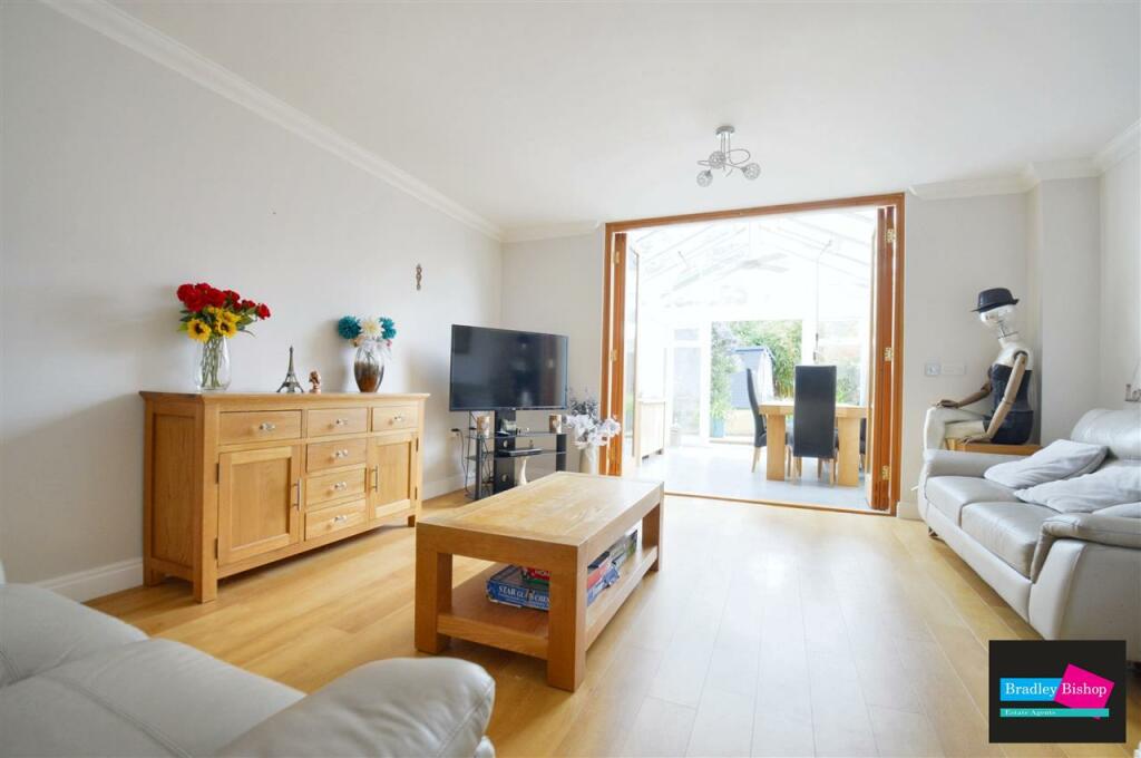 4 bedroom terraced house for sale in Guernsey Way, Kennington, Ashford