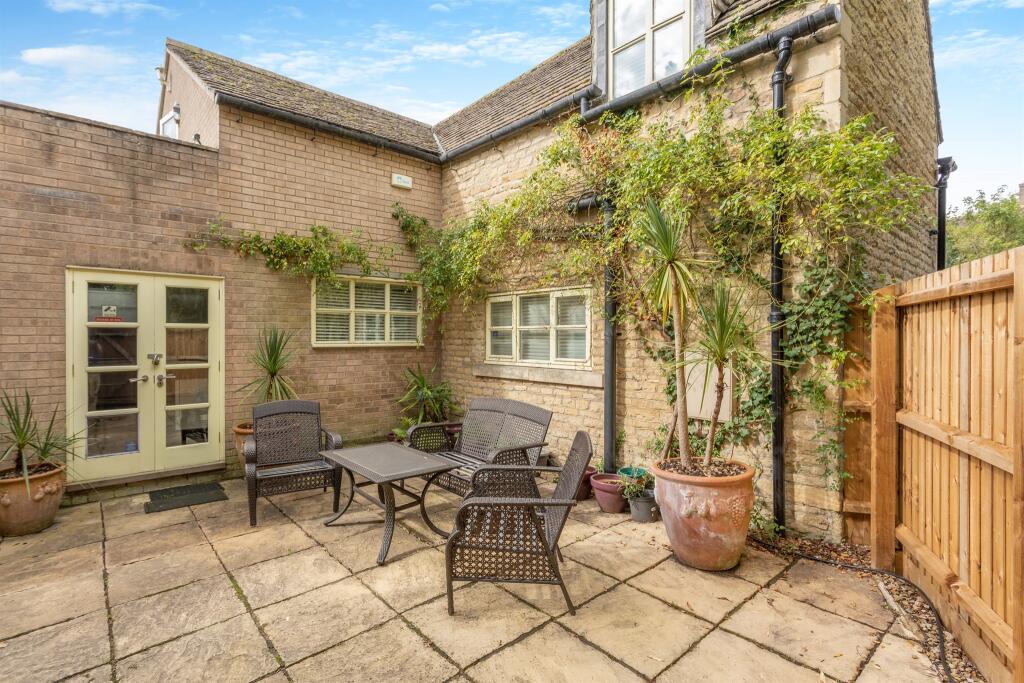 2 bedroom character property for sale in Peterborough Road, Wansford