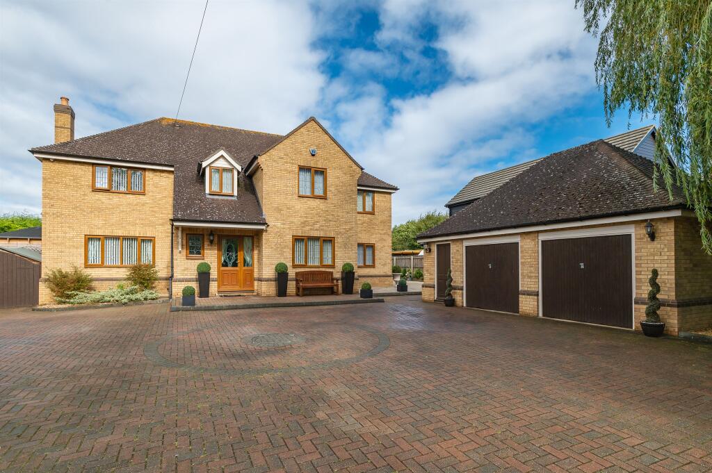 5 bedroom detached house for sale in Folksworth Road, Norman Cross, Peterborough, PE7