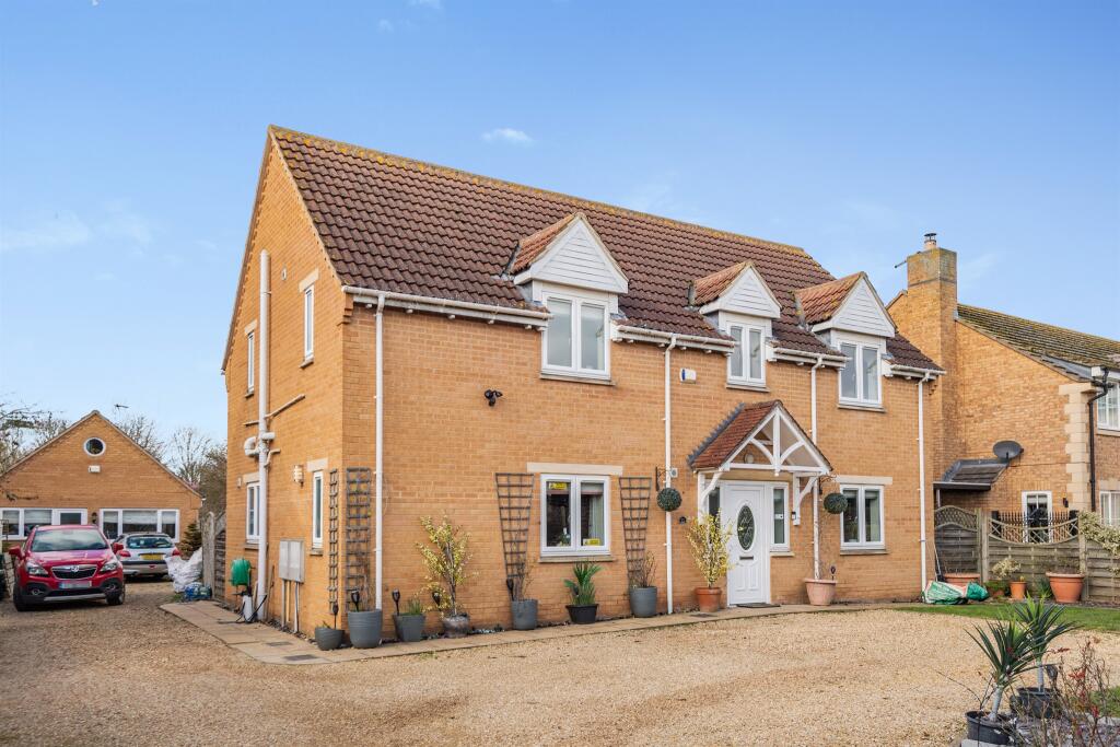 4 bedroom detached house for sale in The Pingle, Northborough