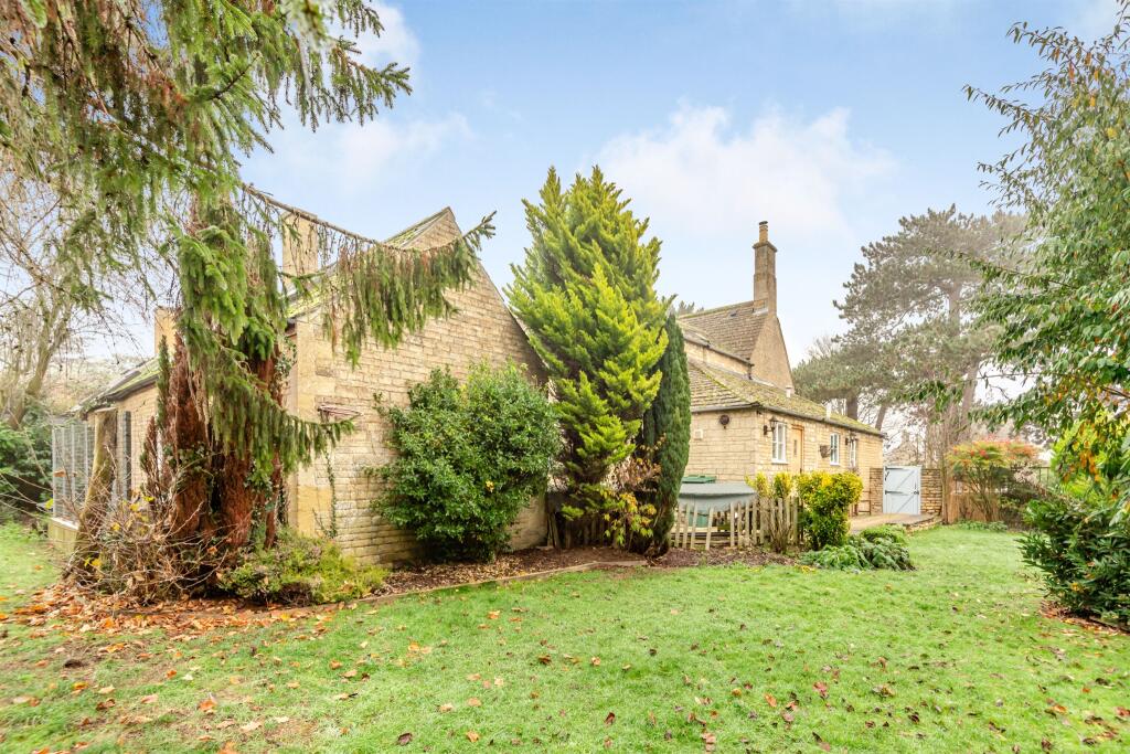 4 bedroom character property for sale in Old North Road, Wansford